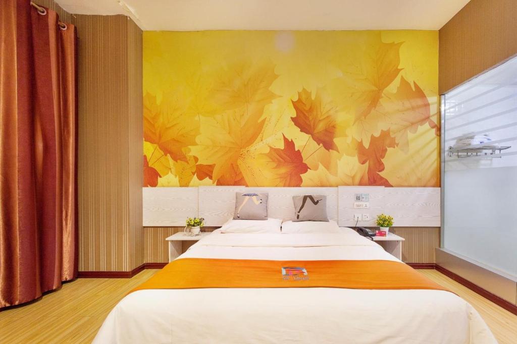 Tuzhu派酒店·重庆大学城熙街店的一间卧室配有两张床,并画有树叶