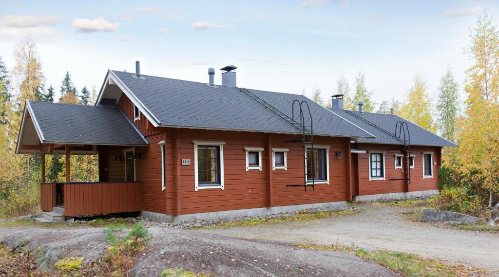 艾赫泰里Holiday Club Ähtäri Cottages的一座大型木房子,设有黑色屋顶
