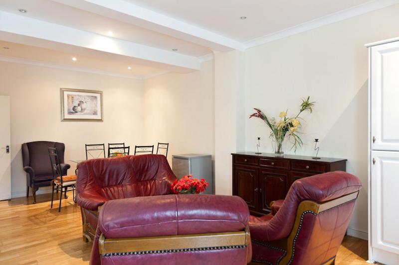 伦敦London Tottenham - good for centre and Redwood House-autism的客厅配有沙发和椅子