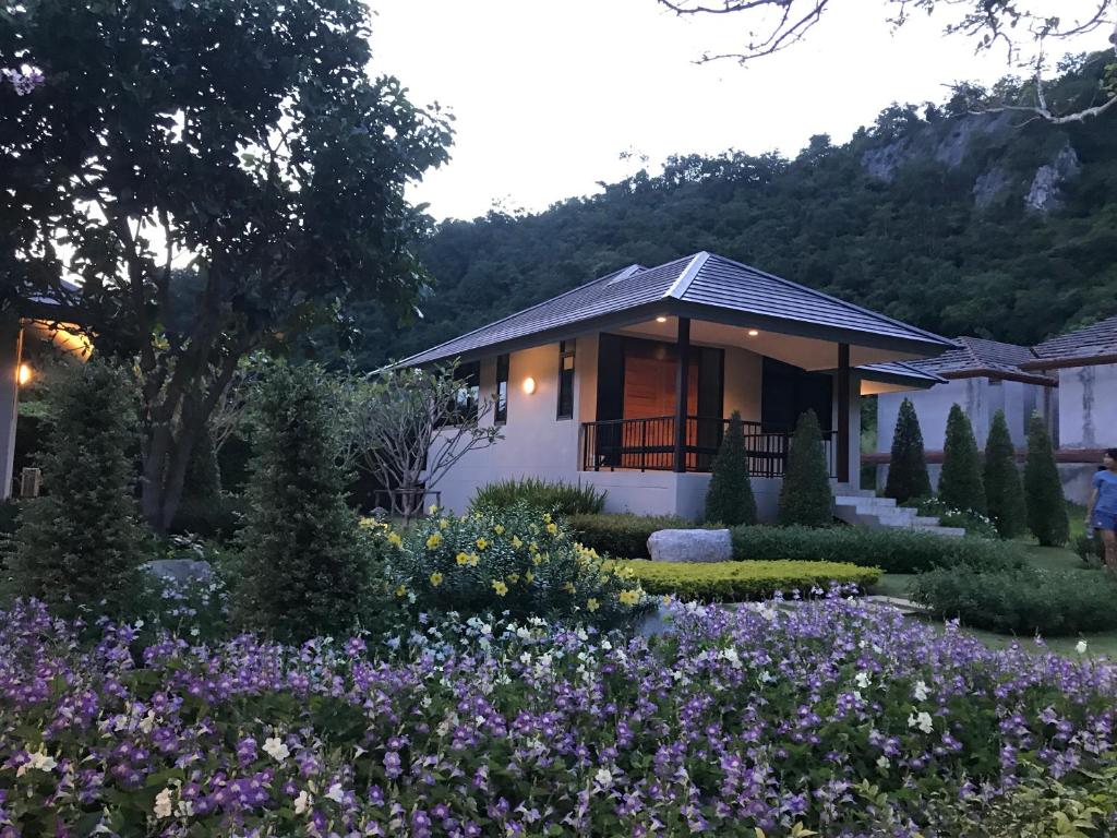 农南登考卡小屋旅馆的鲜花屋前的花园