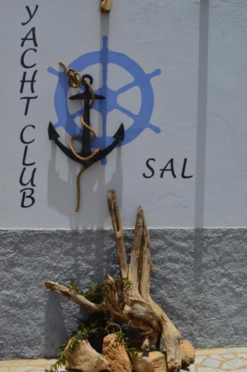 PalmeiraYacht Club Sal的建筑一侧的标志
