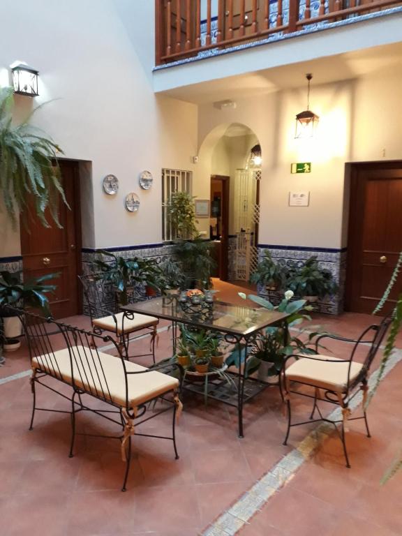 塞维利亚多纳特立尼达酒店的大楼内带桌椅的天井
