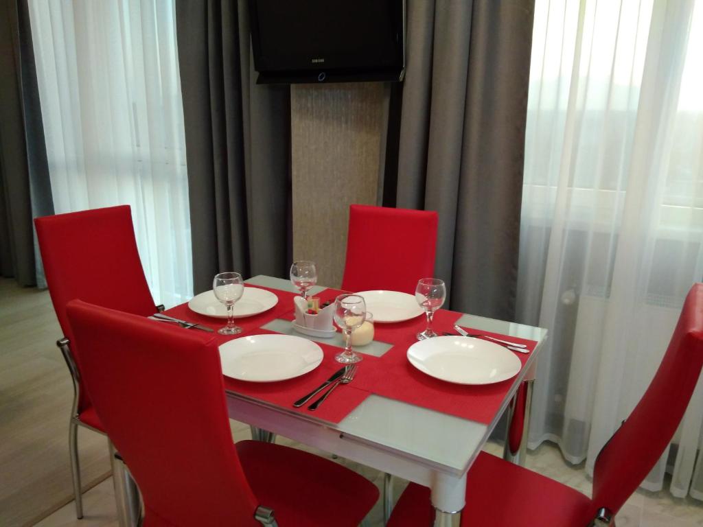 敖德萨Асташкина的红色的餐桌,配有红色的椅子和红色的桌子及椅子