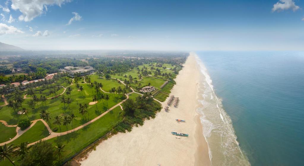 比纳里姆果阿泰姬陵酒店&度假村的享有海滩和海洋的空中景致