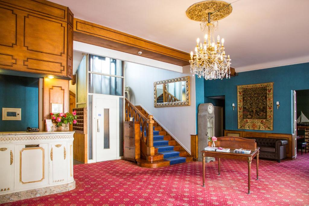 巴布通莱班玫瑰园酒店的一间带楼梯和吊灯的客厅