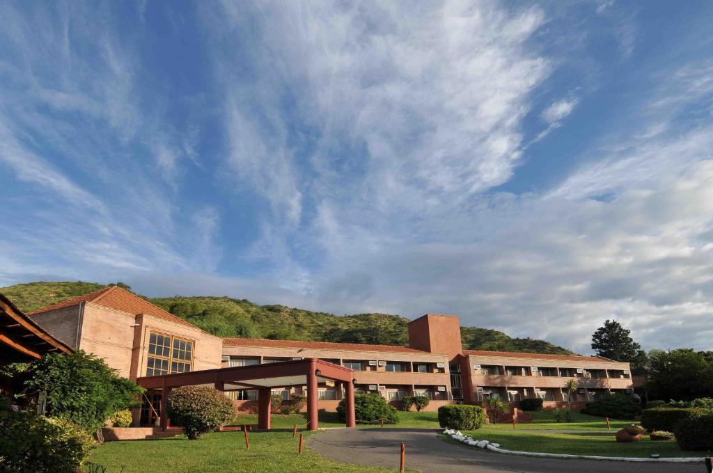 维拉卡洛斯帕兹Pinares del Cerro Resort & Suites的一座阴天的砖砌大建筑