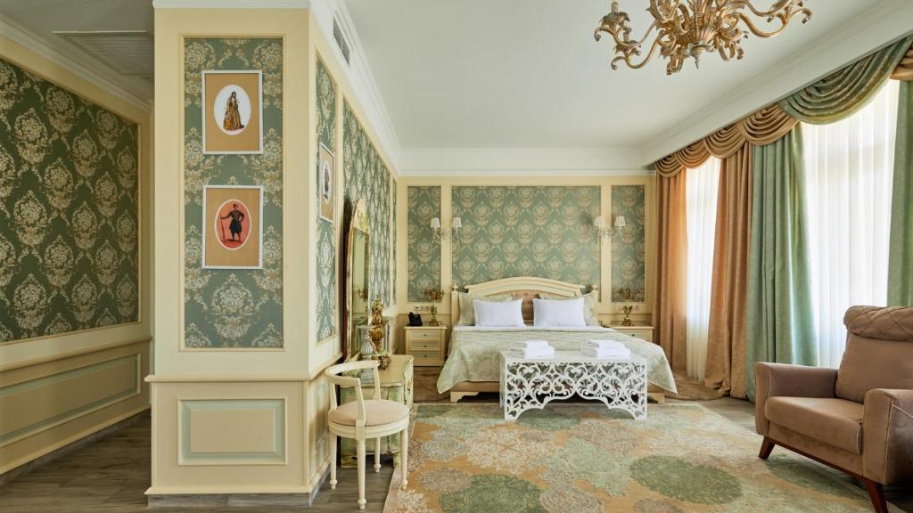 第比利斯Hotel Aivani Old Tbilisi的一间卧室配有一张床、一张沙发和一把椅子