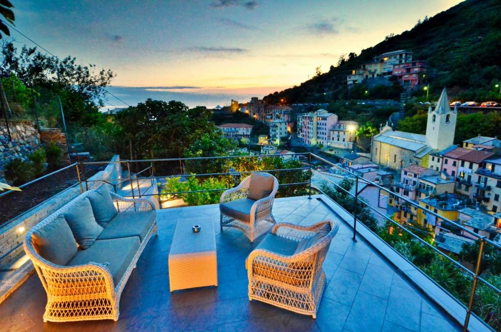 里奥马哲雷科丽特瑞酒店的带家具的阳台,享有城市美景