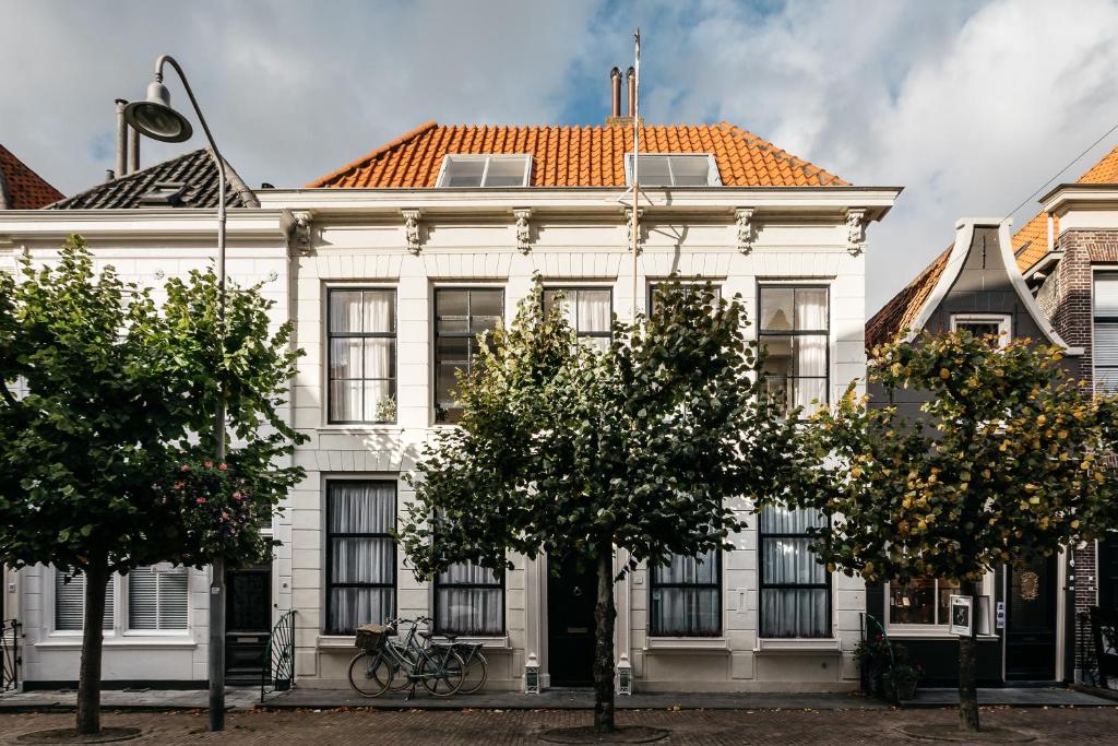 济里克泽De Verwennerie的白色建筑,有橙色屋顶