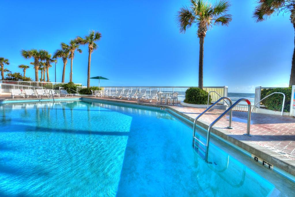 代托纳海滩巴哈马之家 - 代托纳比奇海滩酒店的一座棕榈树和海洋游泳池