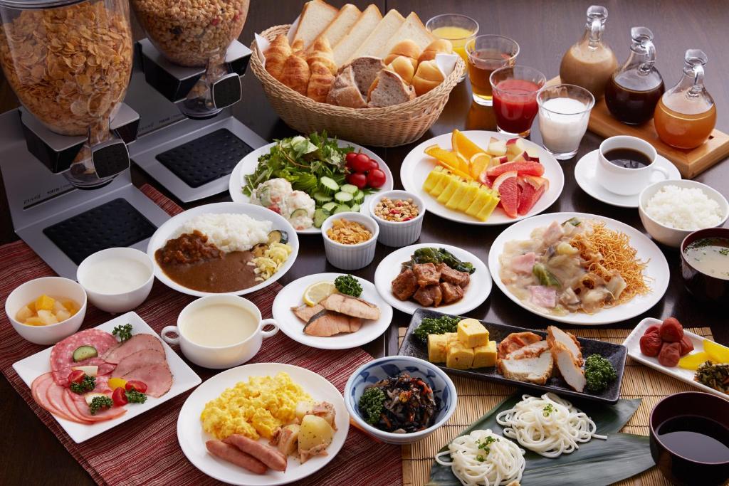 长崎长崎S佩里亚酒店的一张桌子上放着许多盘子的食物