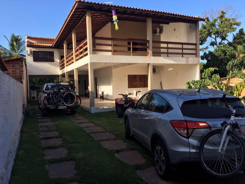 巴雷里尼亚斯Pousada Pura Vida的停在房子前面的汽车