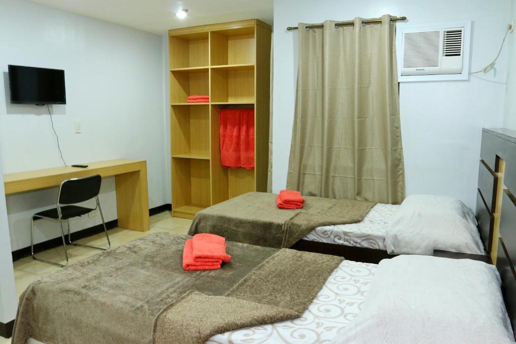 宿务环球88特乐宾馆的客房设有两张床和一张带电脑的书桌