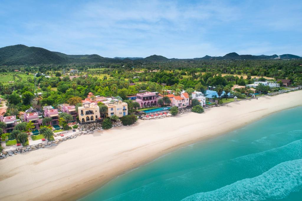 盼武里摩洛哥别墅度假村的享有度假村前方海滩的空中景致