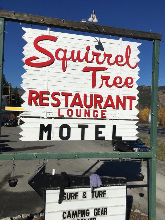 莱文沃思Squirrel Tree Resort的朗读松鼠的标志,两间餐厅酒廊汽车旅馆