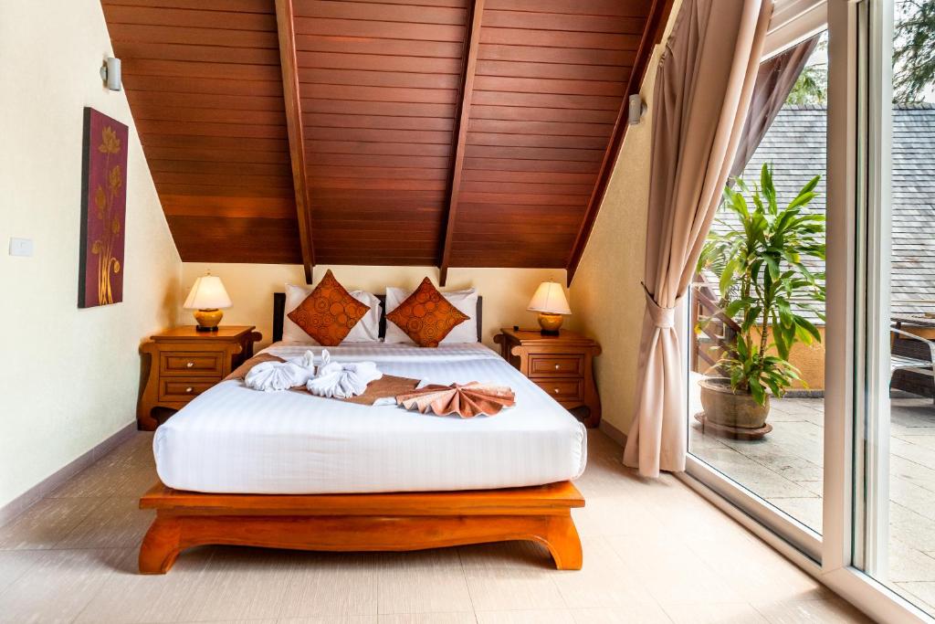 象岛一米阳光精品海滩Spa度假村的一间卧室设有一张床和一个大窗户