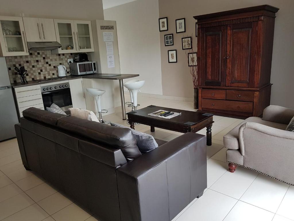 温特和克Rieks van der Walt Self-Catering Apartment的客厅配有沙发和桌子