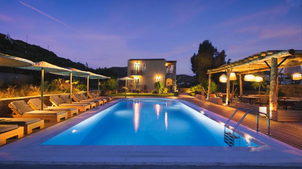 法纳里Anemoessa Luxury Villas的一个带躺椅的游泳池以及一座房子