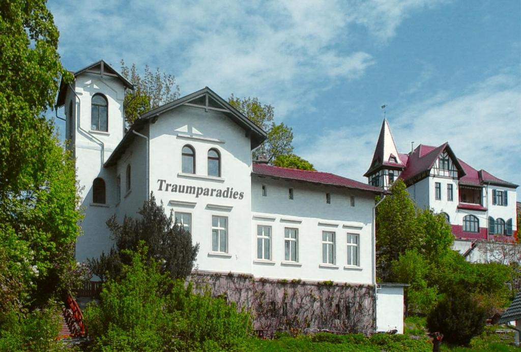巴特苏尔察Traumparadies的白色的建筑,旁边标有标志