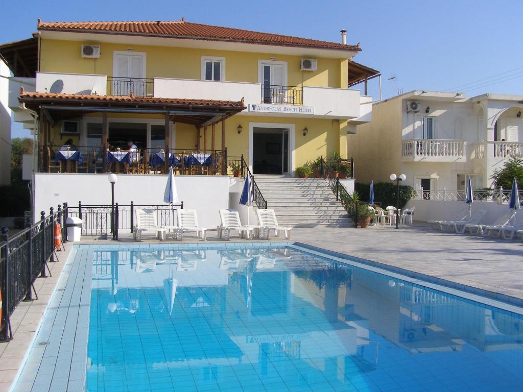 拉加纳斯安德里奥拉海滩酒店的别墅前设有游泳池