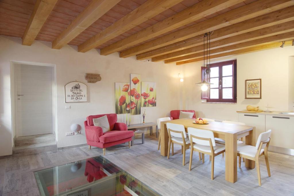 卡潘诺里La Mirolla的厨房以及带桌椅的用餐室。