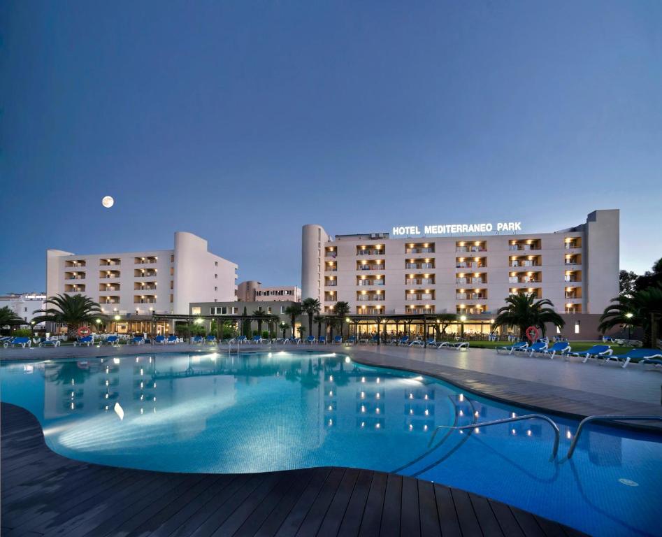 罗萨斯Hotel Spa Mediterraneo Park的酒店前方的大型游泳池