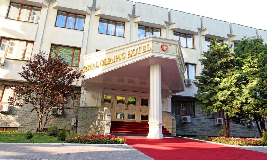 基辅皇家奥林匹克酒店的一座有癌症医院读书标志的建筑