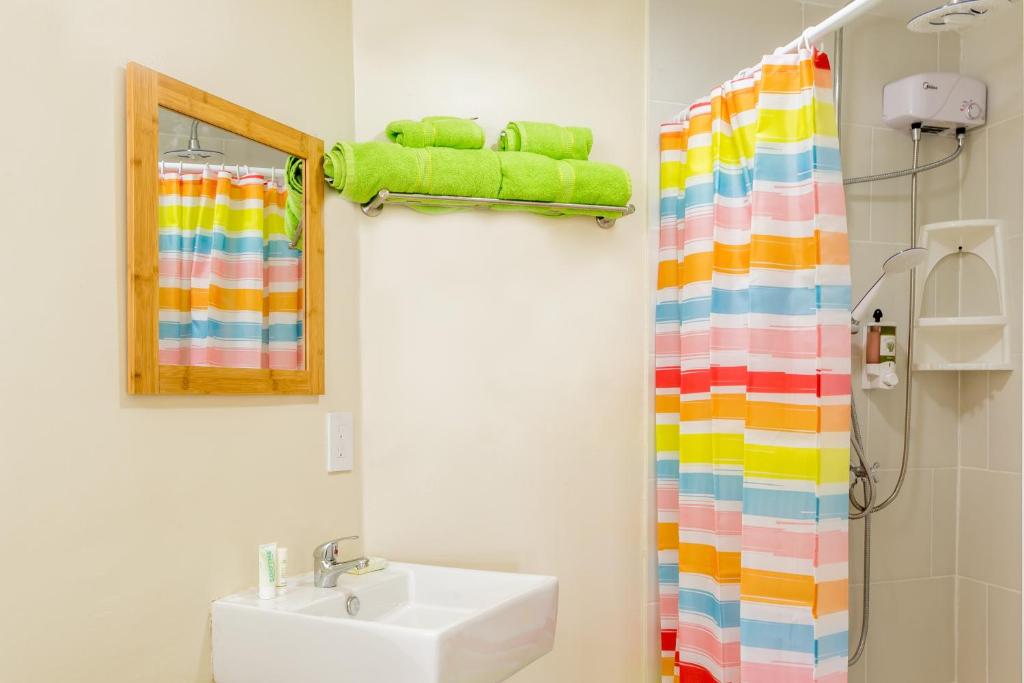 SavanetaSerene by the Sea的浴室设有水槽和色彩缤纷的浴帘