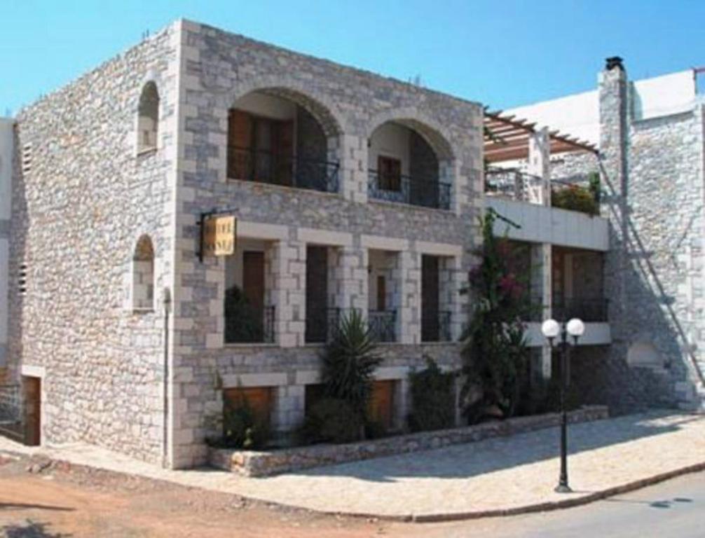 阿里奥波利斯玛尼酒店的街道上带窗户的大型砖砌建筑