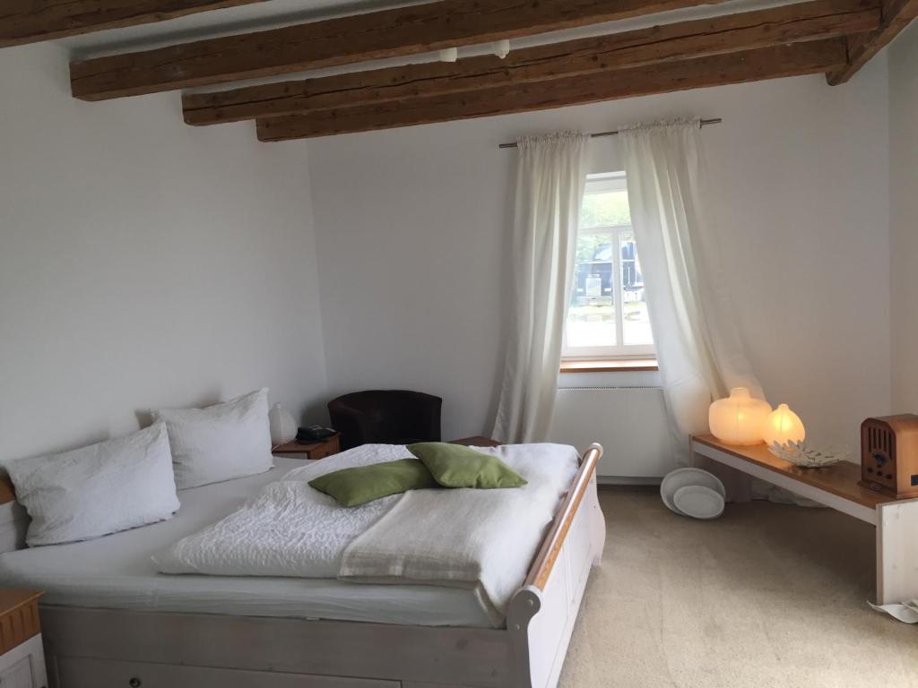 比勒费尔德Schwedenfrieden的一间卧室设有一张床和一个窗口