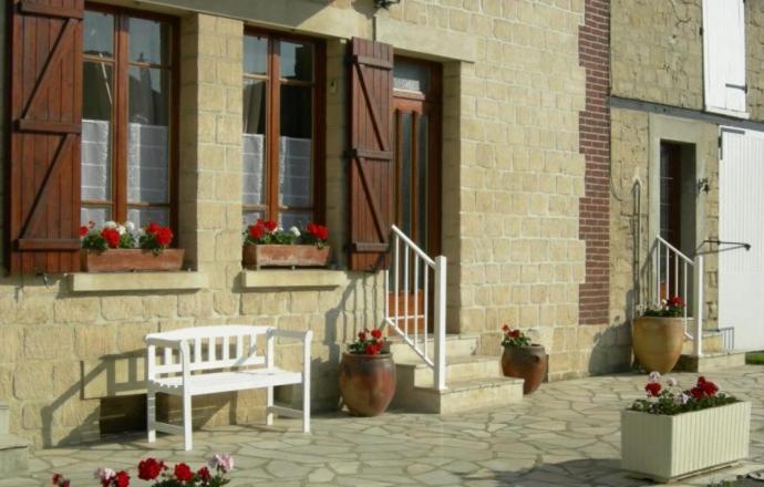Boran-sur-OiseGite de la ferme du couvent的花房外的白色长凳