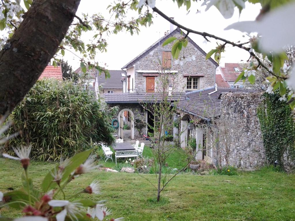 FublainesL Armance的一座古老的石头房子,在院子里设有长凳