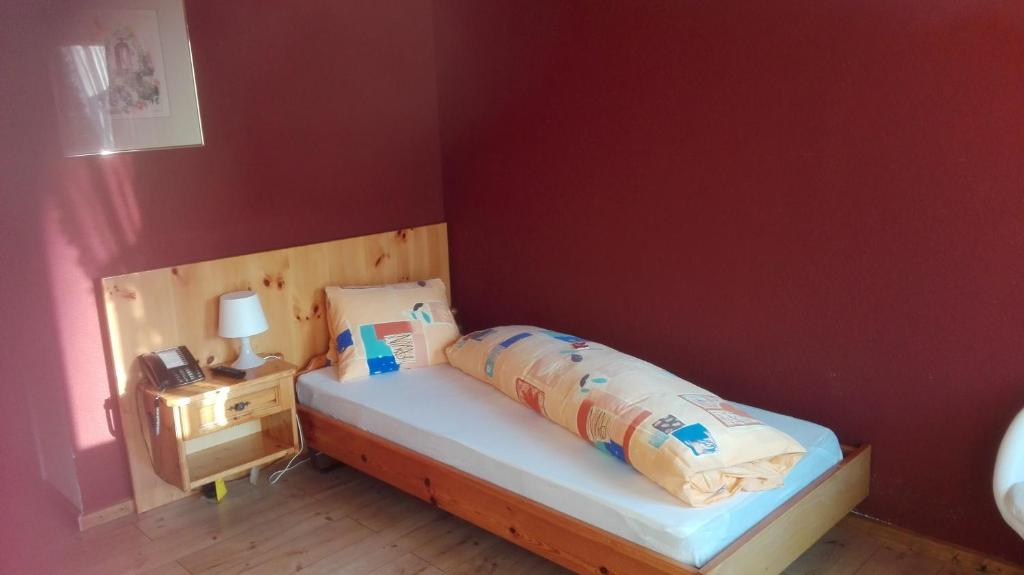 安特里堡大教堂酒店的一间小卧室,配有床和床头柜