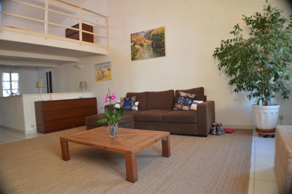 阿雅克修Studio loft avec terrasse centre historique的带沙发和咖啡桌的客厅