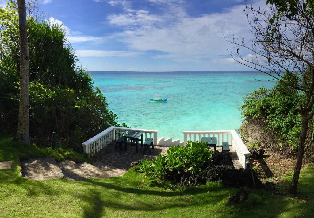 安达微风旅馆的水上船只的海景