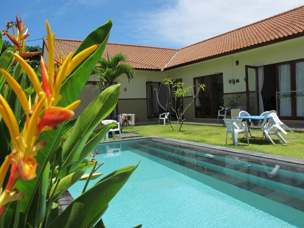 沙努尔Fruits Villa的一座带游泳池和房子的别墅