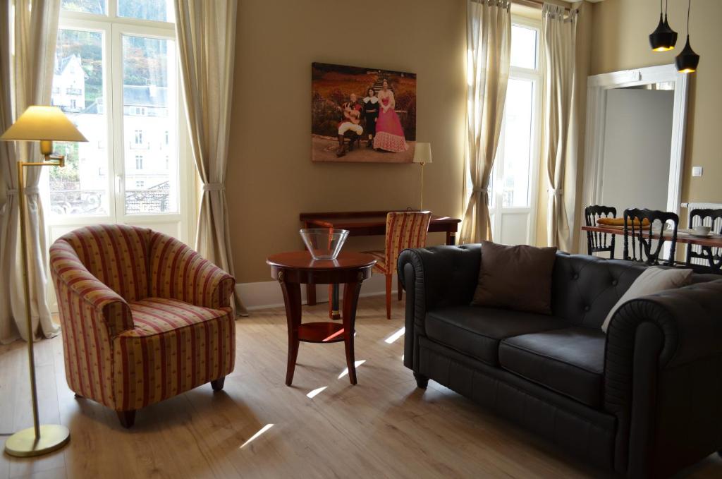 普隆比埃莱班国王、王后和小王子公寓的客厅配有沙发、椅子和桌子