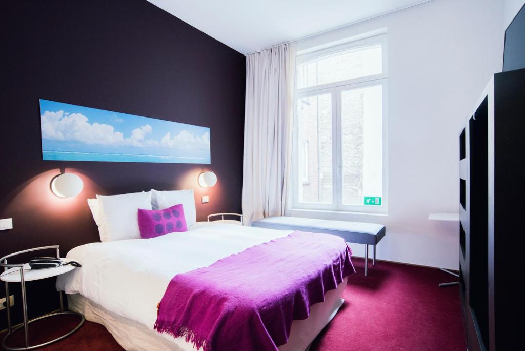 布鲁塞尔Smartflats - Pacific Brussels的一间卧室设有一张大床和一个窗户。