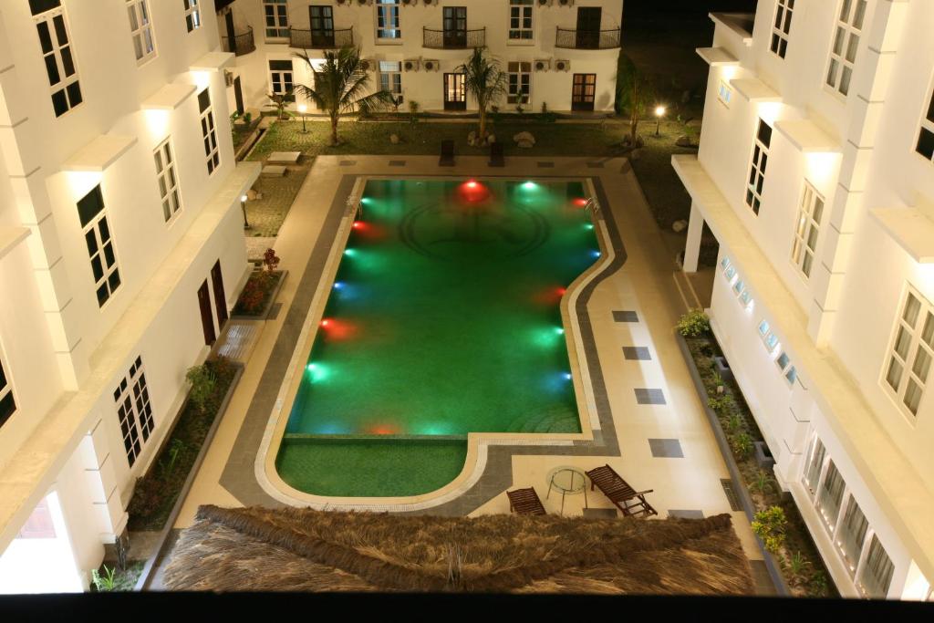 帝力拉姆劳酒店的两栋建筑之间游泳池的顶部景观