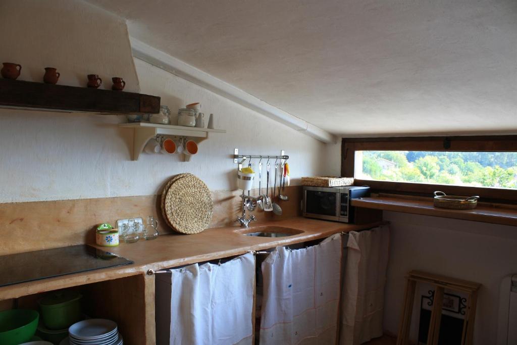 SequerosCasa Rural La Azotea的厨房配有水槽和微波炉