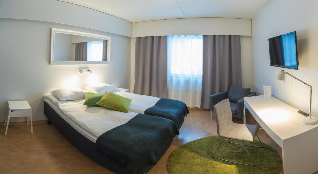 基蒂莱基蒂莱酒店的酒店客房设有一张大床和一张书桌。