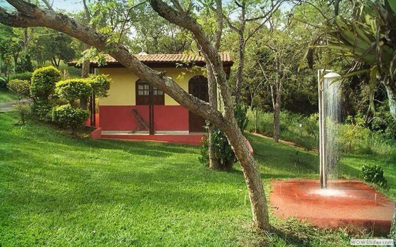 布鲁马迪纽Chalés Colina de Casa Branca的院子里的红色和黄色房子