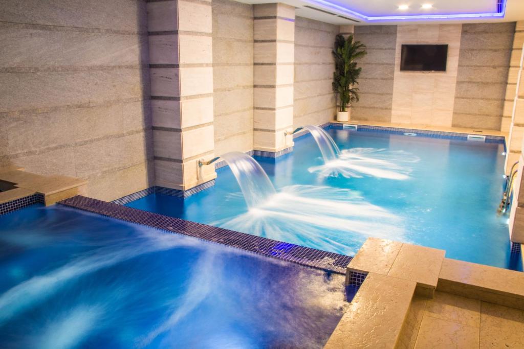 贝尔格莱德Xenon Hotel & SPA的一座带两个水滑梯的酒店游泳池