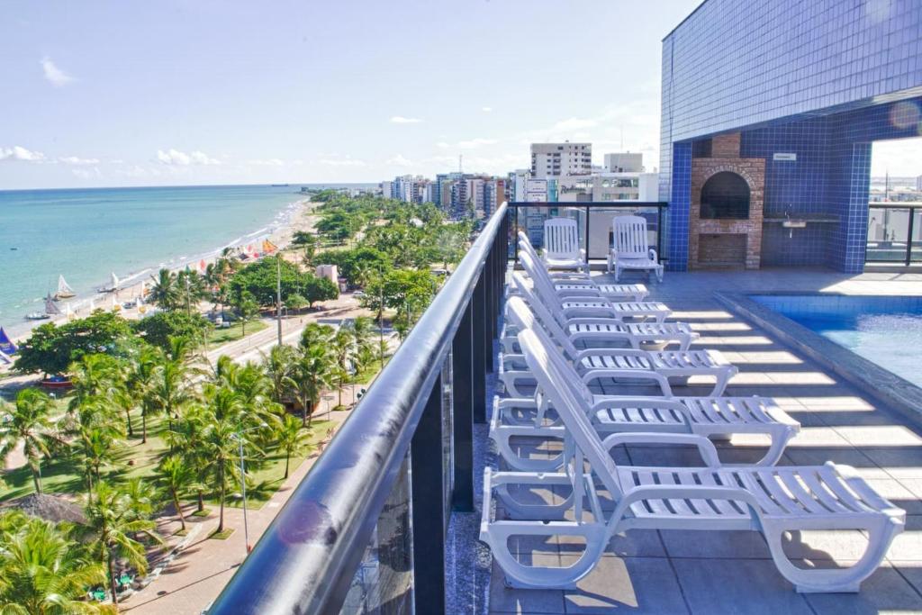 马塞约NEO 2 Beira Mar Praia Pajuçara的阳台配有躺椅,俯瞰着海滩