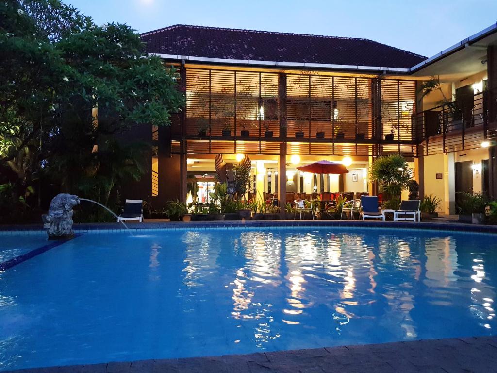 沙努尔沙努尔阿贡酒店的大楼前的大型游泳池