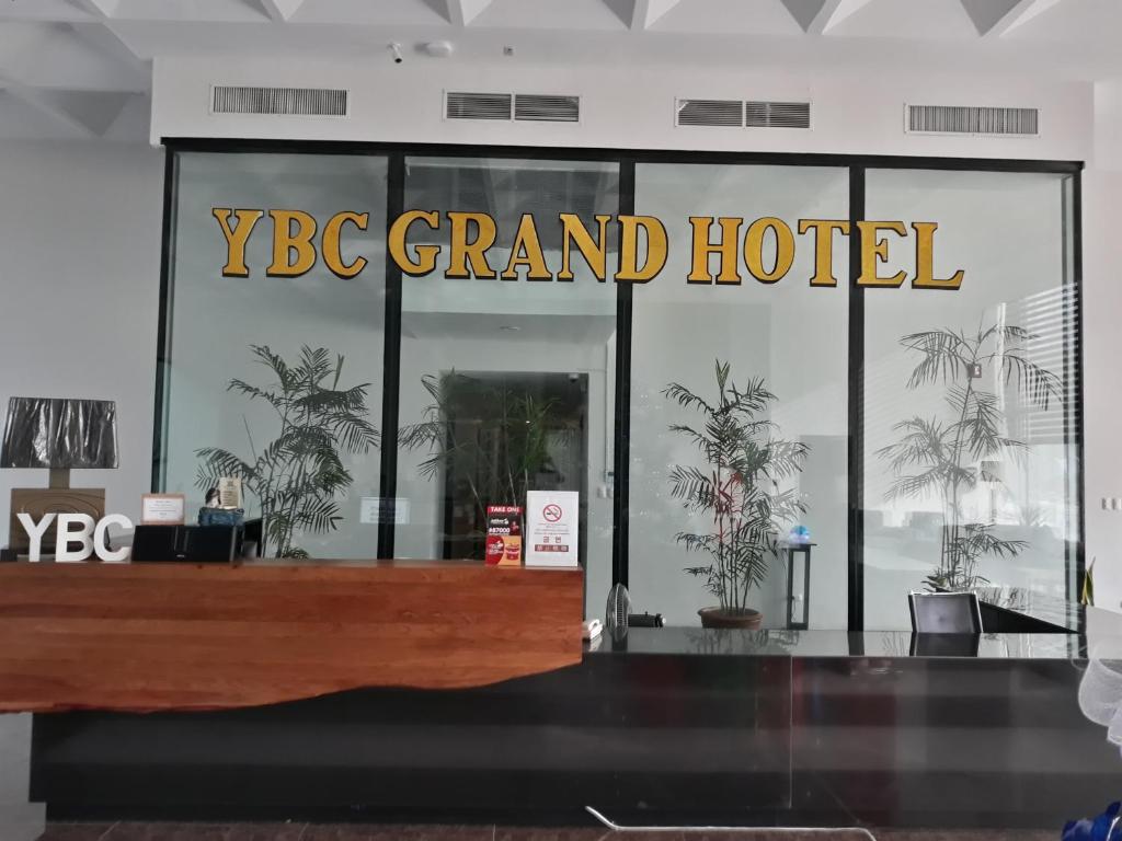 奥隆阿波YBC格兰德酒店的宏伟的酒店大堂设有大型玻璃窗