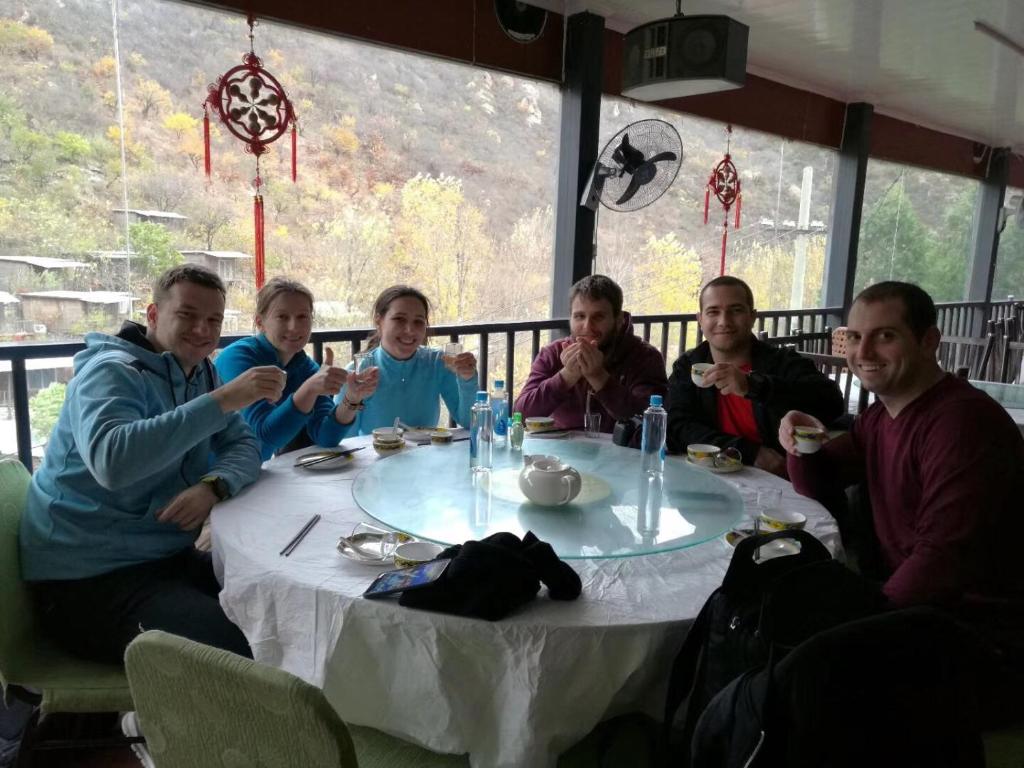 蓟州区黄崖关长城李博家园酒店的一群人坐在桌子旁