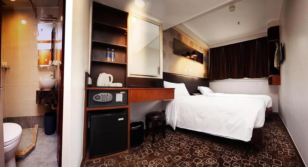 香港泛达太子酒店的一间酒店客房 - 带一张床和一间浴室