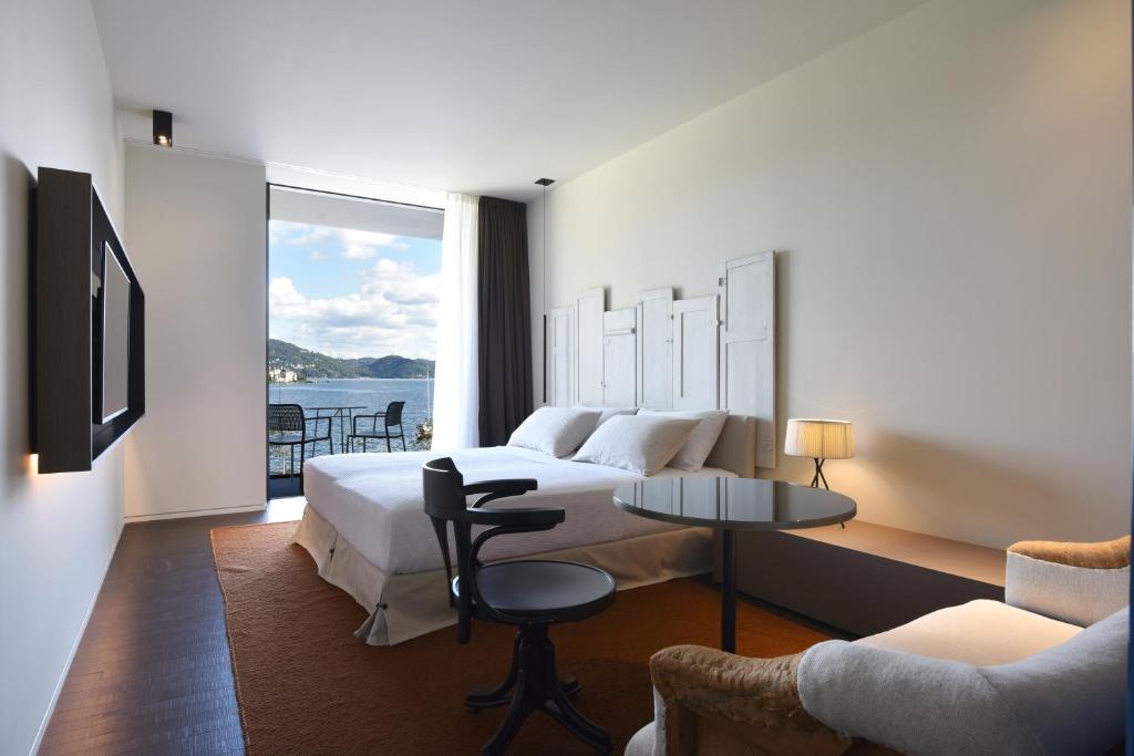 佩拉Casa Fantini - Lake Time的酒店客房配有一张床,享有水景