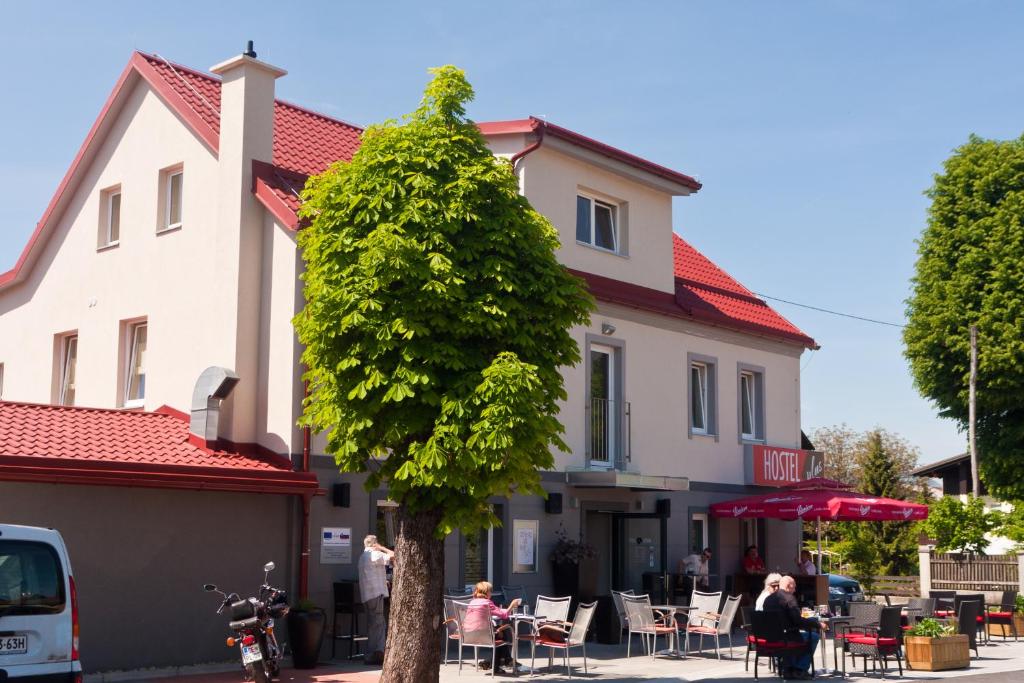 Petrovče普拉斯卡费酒店的坐在桌子前的树